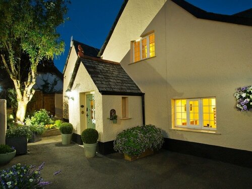 Tinhay Mill Guest House, Varaa Matkakoti Hotellit Cornwall pysäköinnillä, Pysäköinti