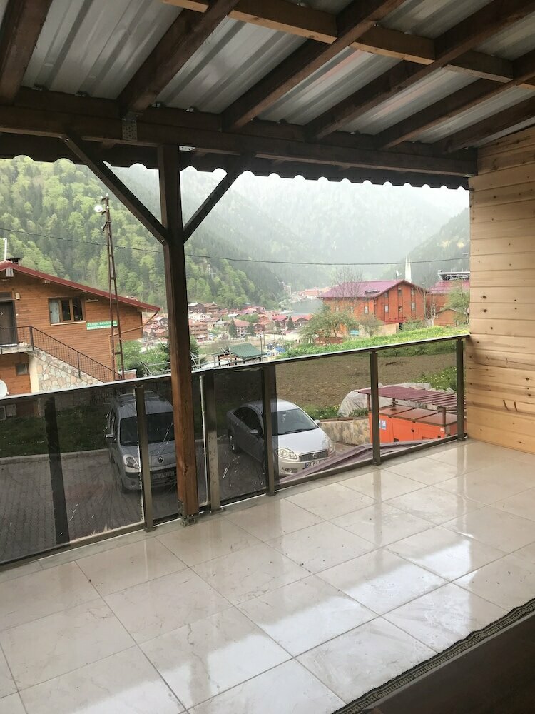 Es Uzungol Suite