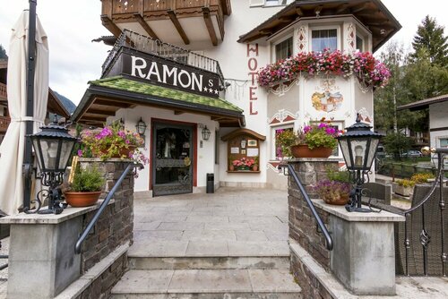 Hotel Ramon, Забронировать Отель Отели Долины Валь-ди-Фасса с парковкой, Парковка
