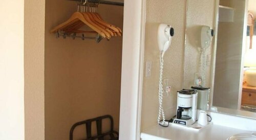 Lakeside Inn & Suites by OYO Mathis I 37, Book Mini-hotel Hoteller i Mathis med parkering, nær Paiz Park, Parkering