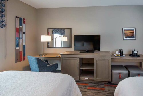 Hampton Inn & Suites Wisconsin Dells Lake Delton, Забронировать Отель Lake Delton The Dells, рядом с Боулинг и семейный развлекательный центр Knuckleheads