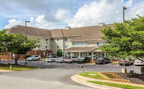 Suburban Studios near University of North Carolina-Charlotte, Забронировать Отель Northlake Шарлотт