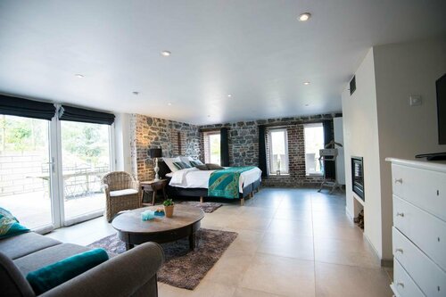 Gilles De Ver, Book Hotel Houyet 