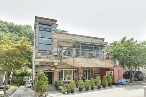 Yongin Doongji Art Village Pension, Забронировать Гостевой дом Осан Кёнгидо
