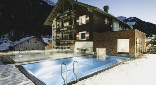 Hotel Schwarzer Adler - Sport & Spa, Забронировать Отель Отели Санкт-Антон-ам-Арльберг с парковкой, рядом с Гондольный подъемник Рендльбан, Парковка