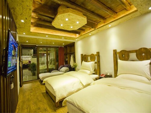 Lijiang Happy Yufu Inn, Забронировать Отель Отели Лицзян с парковкой, рядом с Zhongyi Market, Парковка