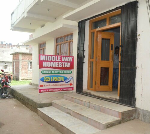 Middle Way Home Stay, Забронировать Отель Отели Бодх-Гая с парковкой, рядом с Bodh Gaya Bus Station, Парковка