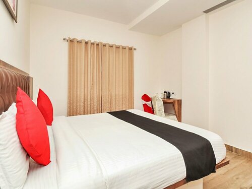 Capital O 24450 Hotel Surabhi, Book Hotel 4-stjernede hoteller i Telangana, 4*