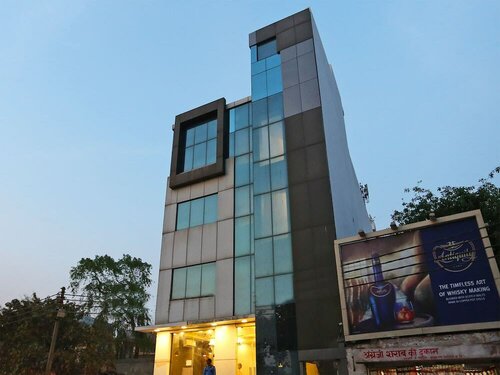 OYO 12807 Amaira Hotel and Banquets, Забронировать Отель Газиабад штат Уттар-Прадеш