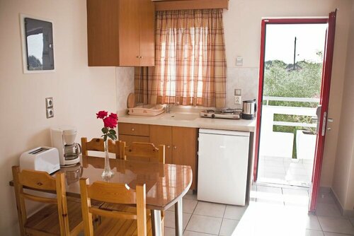 Sandy's Studios Apartments & Log Villas, Забронировать Апартаменты/квартира Отели острова Коса с парковкой, рядом с Мечеть Лоджии, Парковка