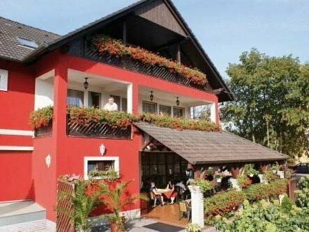 Korona Pension and Restaurant, Забронировать Отель Хевиз Зала, рядом с Термальное озеро Хевиз