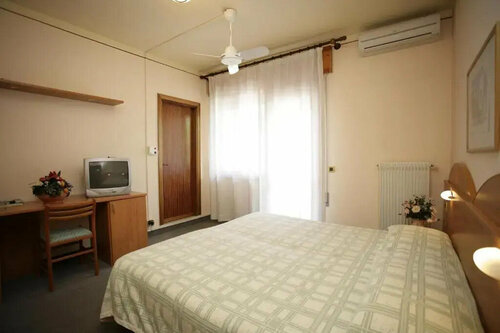 Hotel Ezzelino, Забронировать Отель Отели Сан-Ценоне 3 звезды, 3*