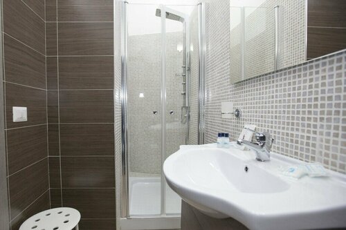 Hotel Orsa Maggiore, Забронировать Отель Отели Неаполя с парковкой, рядом с Церковь Пио Монте делла Мизерикордия, Парковка