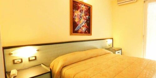 Hotel San Nazario, Buchen Sie Hotel Varraze Palmenriviera