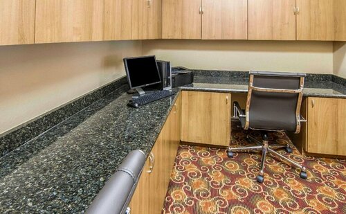 Quality Inn & Suites I-35 E-Walnut Hill, Забронировать Отель Даллас Dallas - Fort Worth Metropolitan Area