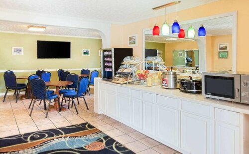 Days Inn & Suites by Wyndham Terre Haute, Varaa Hotelli Hotellit Indiana aamiaisella, Aamiainen