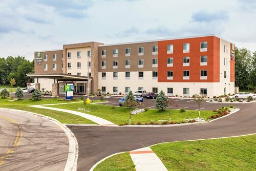 Holiday Inn Express & Suites Elkhart North by IHG, Rezerwuj Hotel Hotele w Elkhart z basenem, Basen