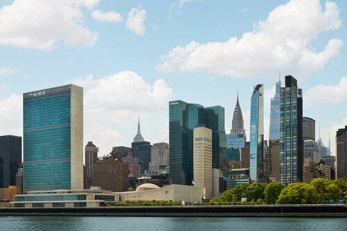 Millennium Hilton New York One UN Plaza, Забронировать Отель Отели Нью-Йорка с бассейном, рядом с Здание Фонда Форда, Бассейн