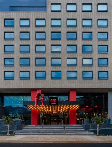 Radisson RED Hotel Johannesburg Rosebank, Забронировать Отель Роузбенк Йоханнесбург, рядом с Gautrain Rosebank Station