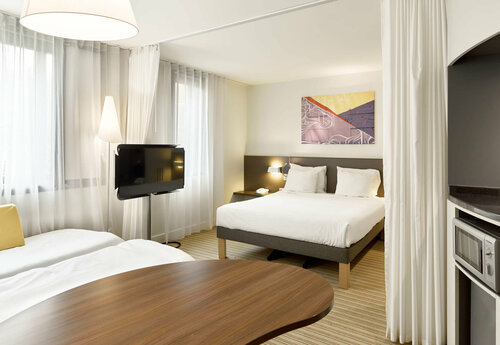 B&B HOTEL Paris Grand Roissy CDG Aéroport 4 étoiles, Забронировать Отель «постель и завтрак» Отели в центре Руасси-ан-Франс, в центре, Парковка