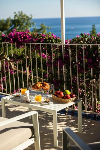 Raito Guest House - Amalfi Coast, Забронировать Гостевой дом Виетри Салерно