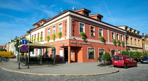Hotel Maxi, Reservar Hotel Hotéis em South Moravia com estacionamento, Estacionamento