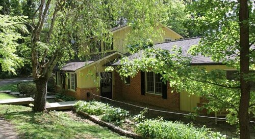The Yellow House on Plott Creek, Забронировать Отель «постель и завтрак» Мегги-Вэлли Аппалачи