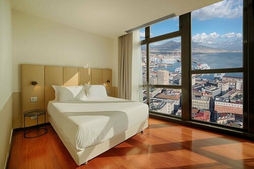 Отель NH Napoli Panorama, Забронировать Отель Бизнес-отели Неаполя, рядом с Дуомо, 4* 5*