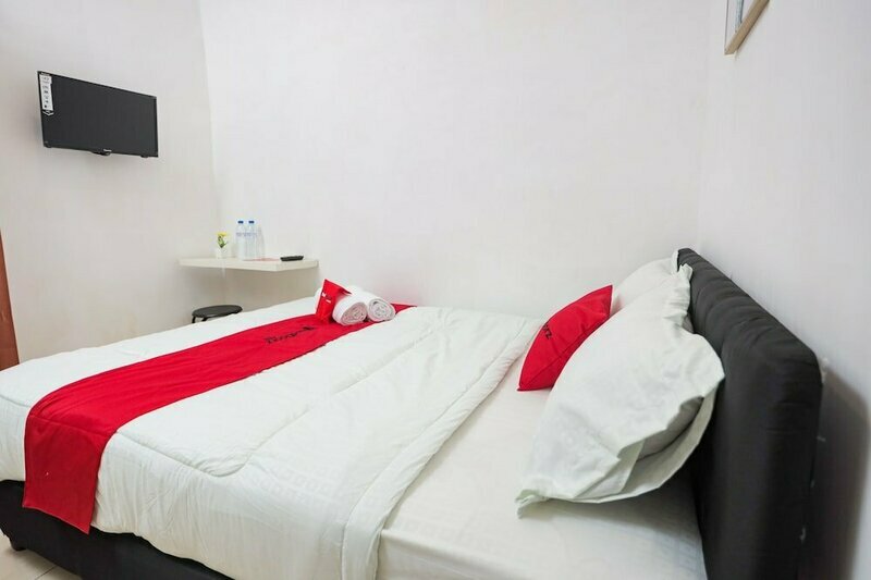 RedDoorz near Plaza Araya 2