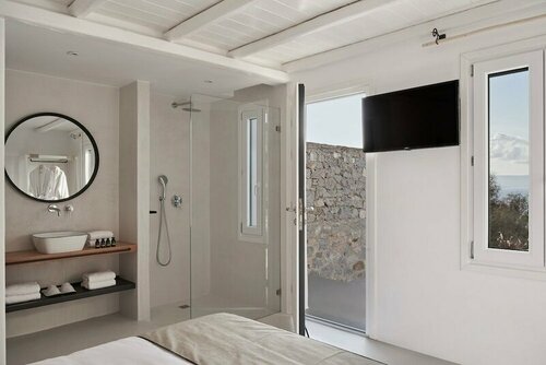 Hill Club Naxos