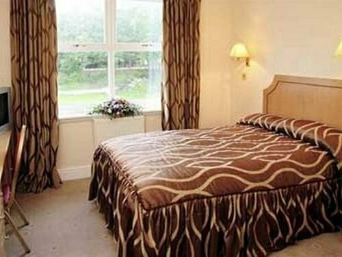 The Lawn Hotel, Book Hotel Reading Berkshire