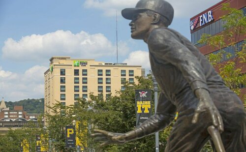 Holiday Inn Express & Suites Pittsburgh North Shore by IHG, Забронировать Отель Отели Питтсбурга с парковкой, рядом с Центр афроамериканской культуры им. Огеста Вилсона, Парковка