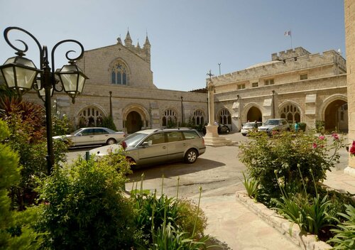 St. George’s Cathedral Pilgrim Guesthouse - Jerusalem, Забронировать Гостевой дом Отели Иерусалима с парковкой, рядом с Еврейский университет в Иерусалиме на горе Скопус, Парковка
