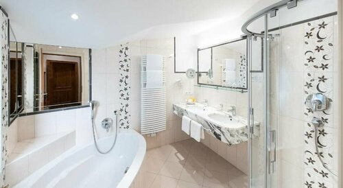 Hotel Alpenjuwel Jäger, Забронировать Отель Отели Тироля с парковкой, Парковка