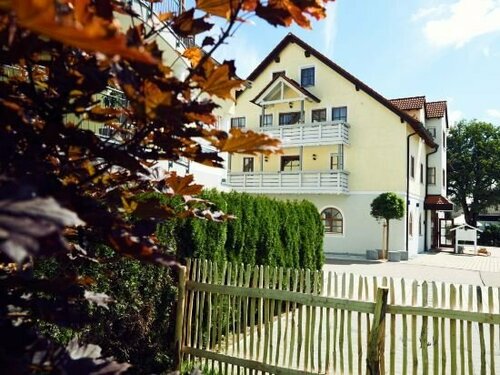 ALTE LINDE Landhotel & Restaurant, Забронировать Отель Отели Swabian Alps 3 звезды, 3*