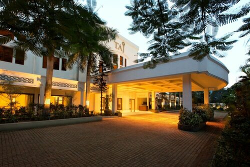 Taj Connemara, Chennai, Забронировать Отель Отели Ченнаи с парковкой, рядом с Торговый центр Express Avenue, Парковка