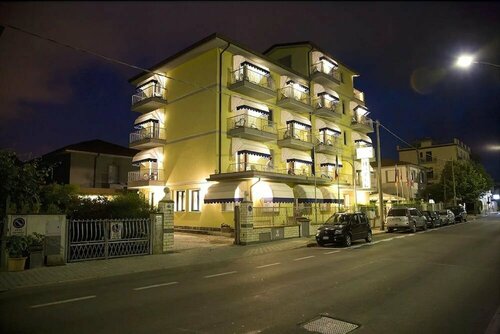 Hotel Fortunella, Забронировать Отель Отели Лидо-ди-Камайоре с питанием, Пансион