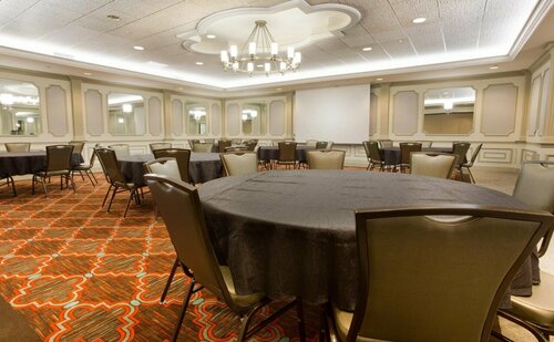 Drury Inn & Suites St. Louis Creve Coeur, Reserva ahora Hotel Hoteles en Creve Coeur con aparcamiento, Aparcamiento