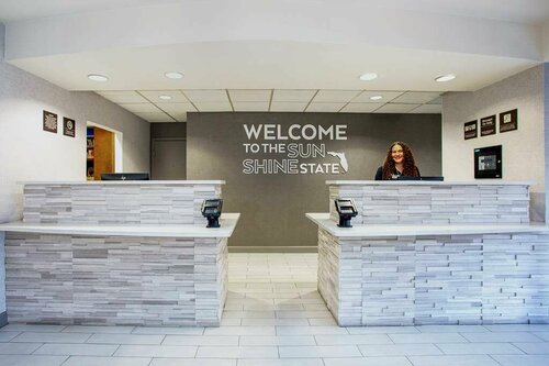 Hampton Inn Orlando-International Airport, Забронировать Отель Орландо Диснейуорлд Орландо