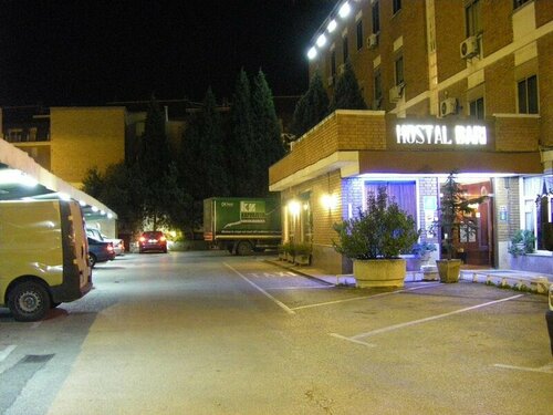 Hostal Bari, Забронировать Отель Отели Алькала-де-Энарес с парковкой, рядом с Театр Salon Cervantes, Парковка