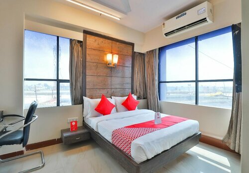 Hotel Arya Corporate by OYO Rooms, Book Hotel Hoteller i Gujarat med parkering, Parkering