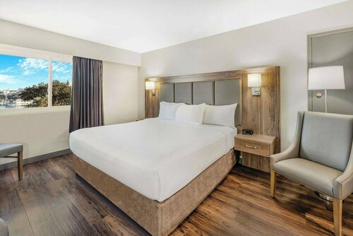 Days Inn by Wyndham Victoria On The Harbour, Забронировать Отель Отели Виктории с бассейном, Бассейн