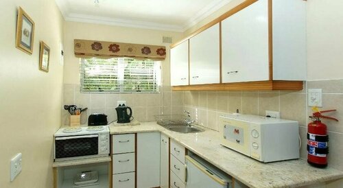 Anchors Rest Guesthouse and Self Catering, Забронировать Гостевой дом Отели Умхланга с завтраком, рядом с Granada Square Shopping Centre, Завтраки