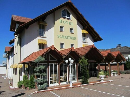 TDY Homes Hotel Schattner, Забронировать Отель Отели Ландштуль с парковкой, Парковка