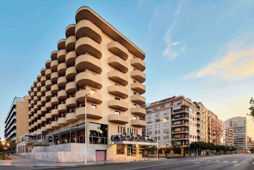 NH Luz Huelva, Забронировать Отель Отели Уэльва с бассейном, рядом с Дом Колумба, Бассейн