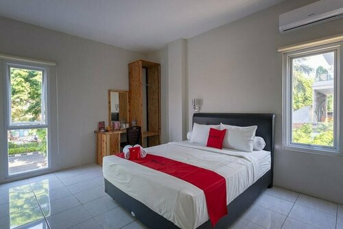 RedDoorz Plus Syariah @ Raya Nginden 2, Rezervasyon Otel Gubeng East Java
