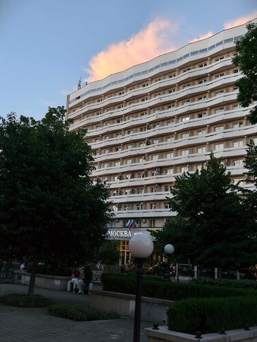 Отель Москва, Забронировать Отель Отели Краснодара с парковкой, рядом с Краснодарский академический театр драмы им. М. Горького, Парковка