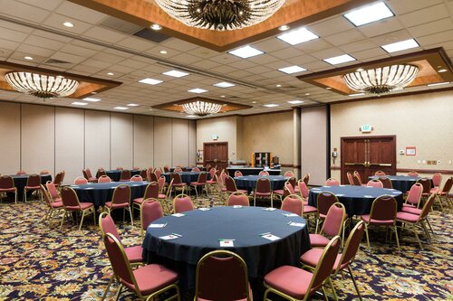 Holiday Inn Sacramento Downtown-Arena by IHG, Забронировать Отель Отели Сакраменто с парковкой, рядом с Торговый комплекс Downtown Commons, Парковка