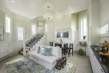 CastlePost, Prenota Hotel Versailles Bourbon Trail Kentucky