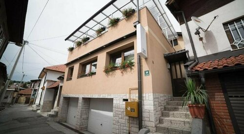 ĆIRO GUEST HOUSE-free parking, Забронировать Гостевой дом Отели Сараево с парковкой, рядом с Фонтан Себилж, Парковка